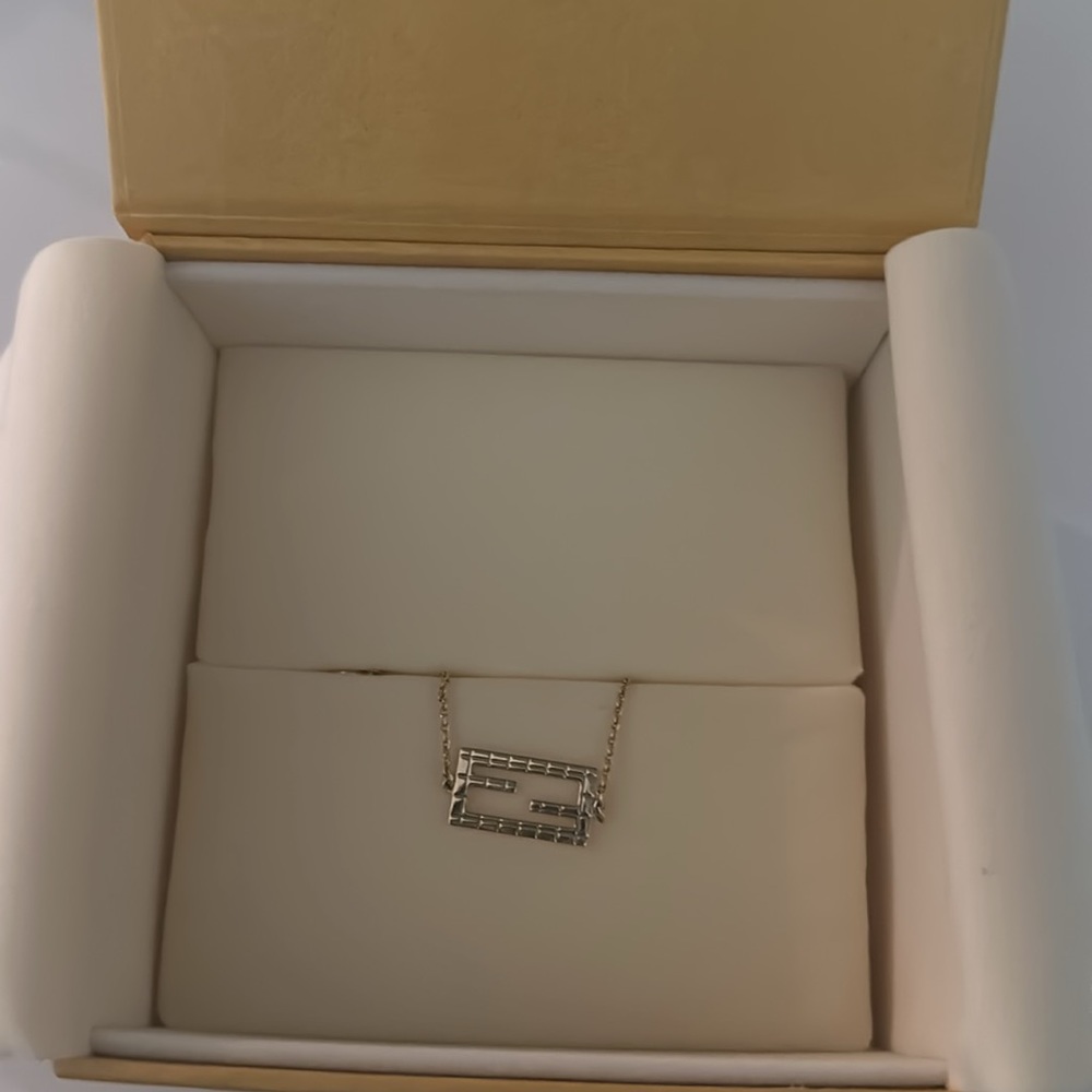 Baguette bracelet
Gold-colored bracelet Fendi authentic